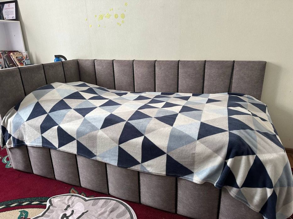 Кровать мягкая с изголовьем