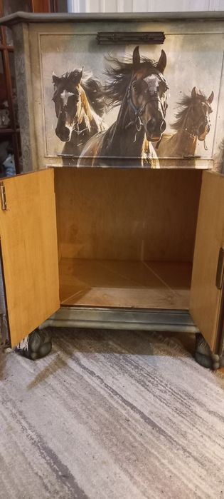 Антикварен шкаф с коне