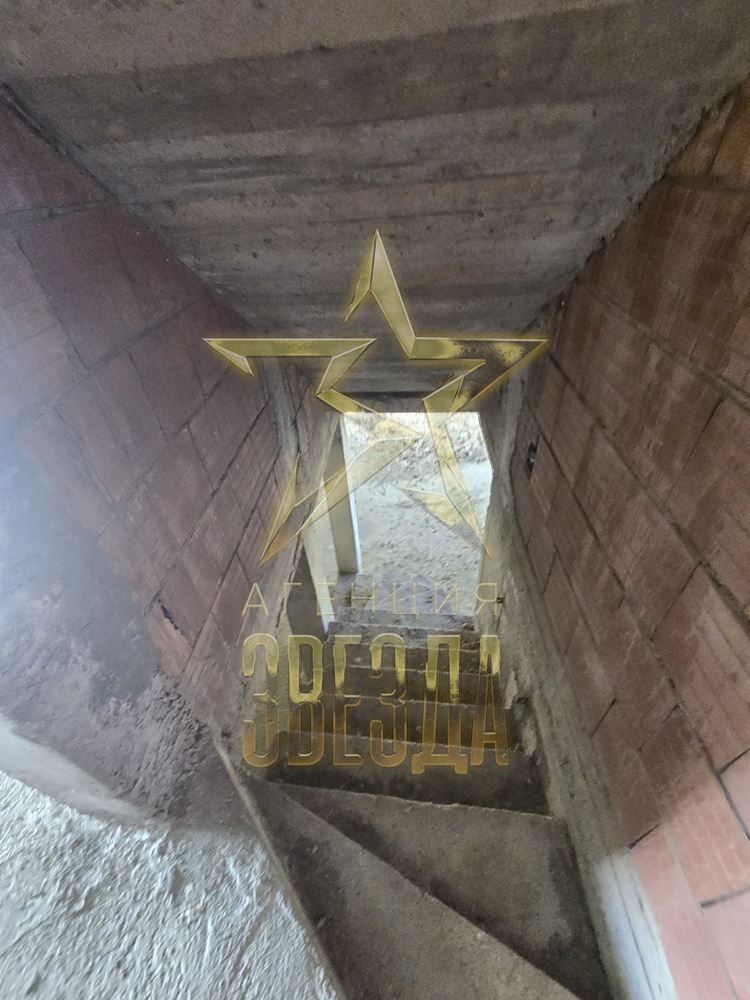 **2 къщи, 800рзп, 1.8дка двор**