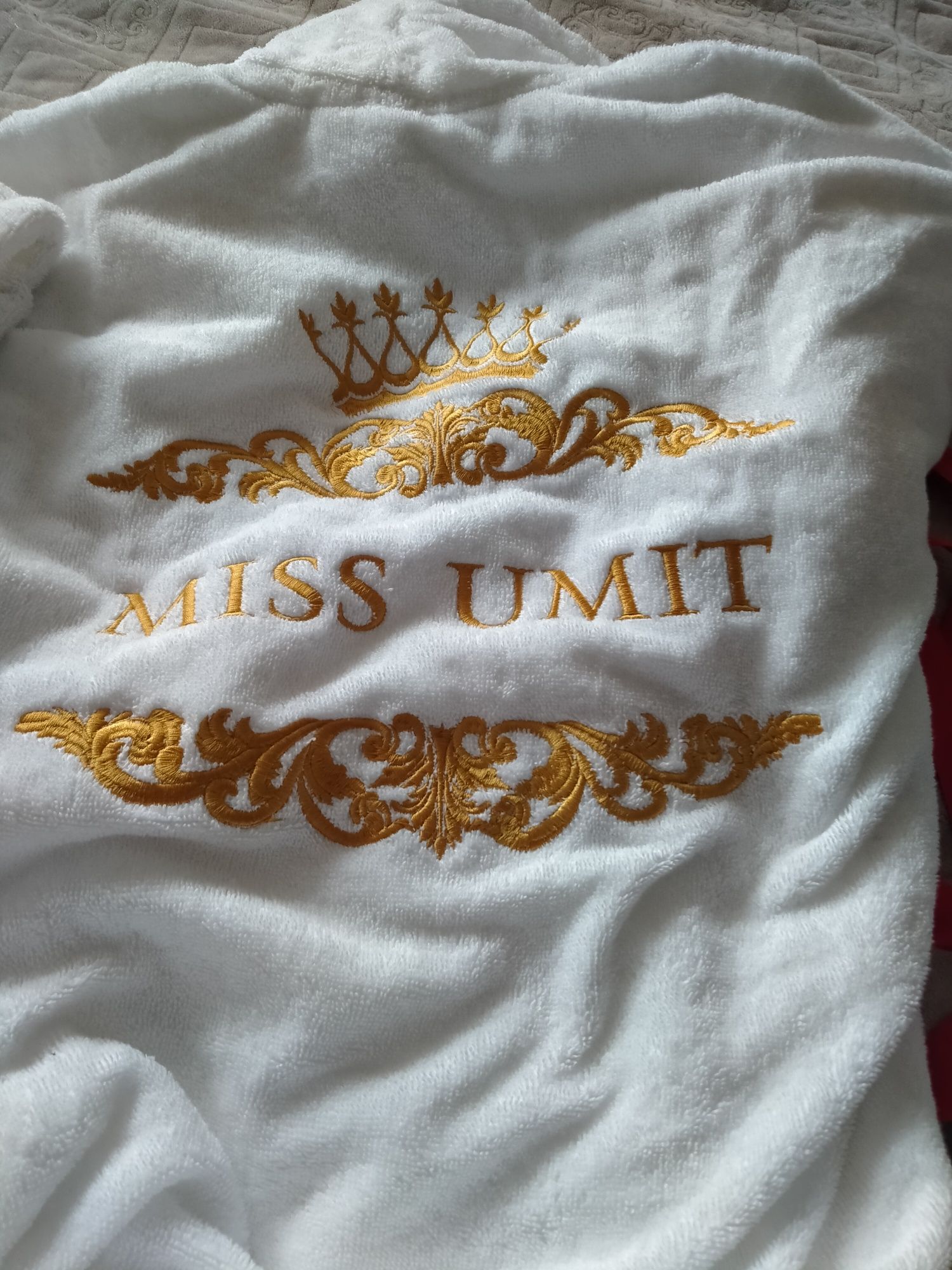 Махровый халат, именной, сзади написано "Miss Umit"