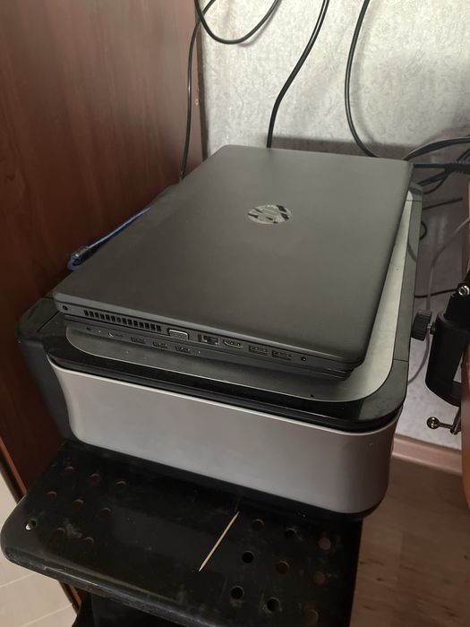 Два ноутбука и принтер с сканером