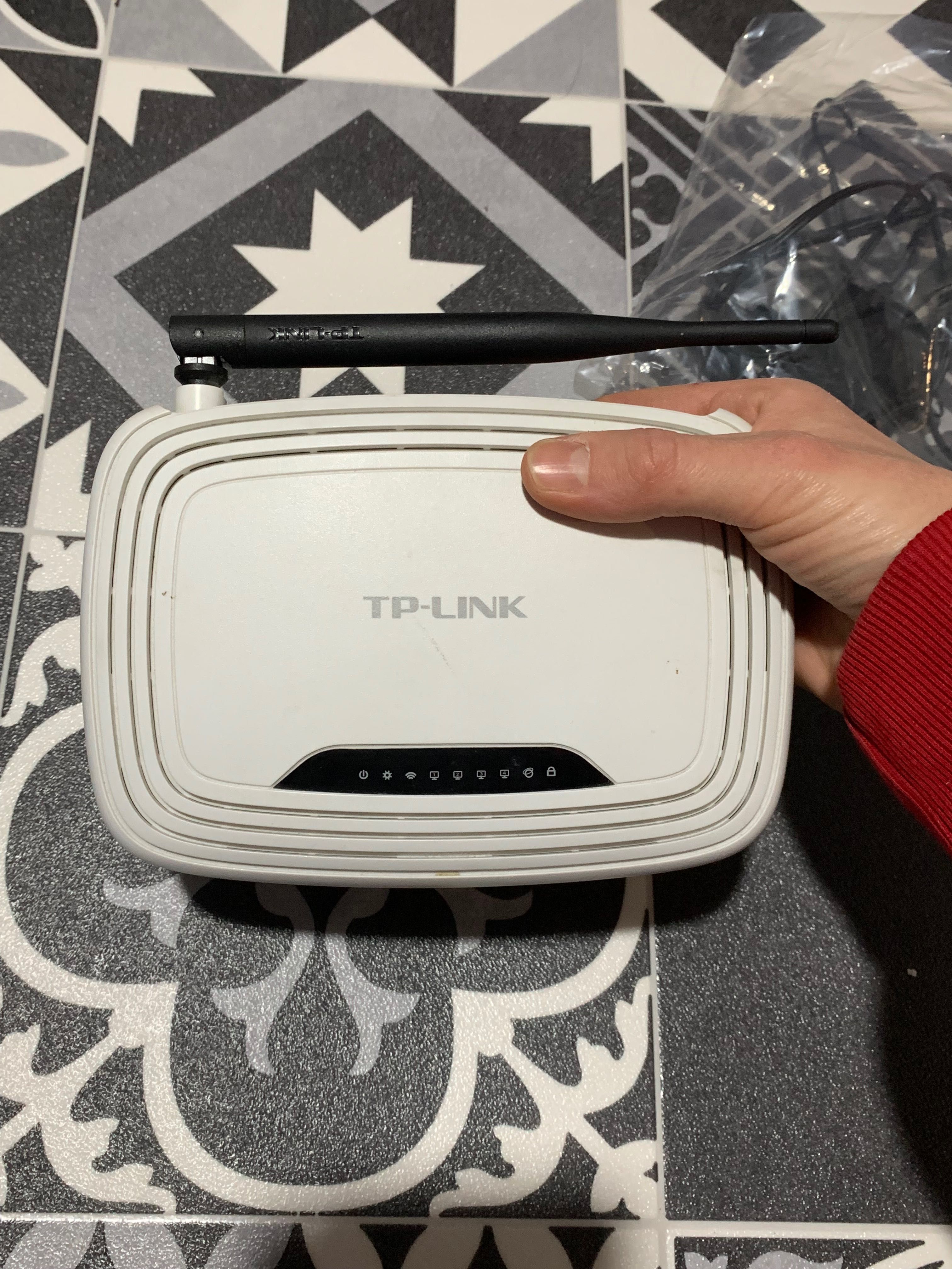 Рутер TP-LINK със захранващ кабел
