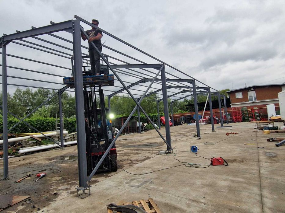Hale pe structura metalica