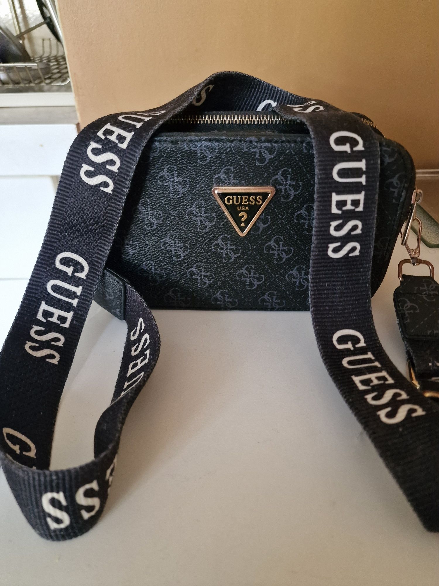 Продавам чанта GUESS