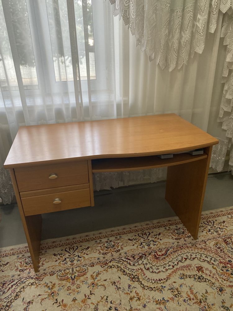 Продам компьютерный стол