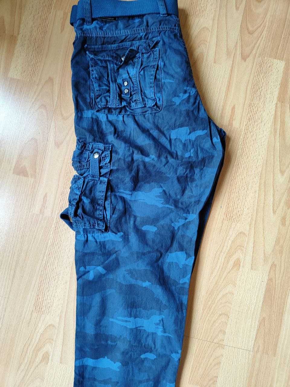 Мужские брюки карго (с боковыми карманами) в камуфляжной расцветке.