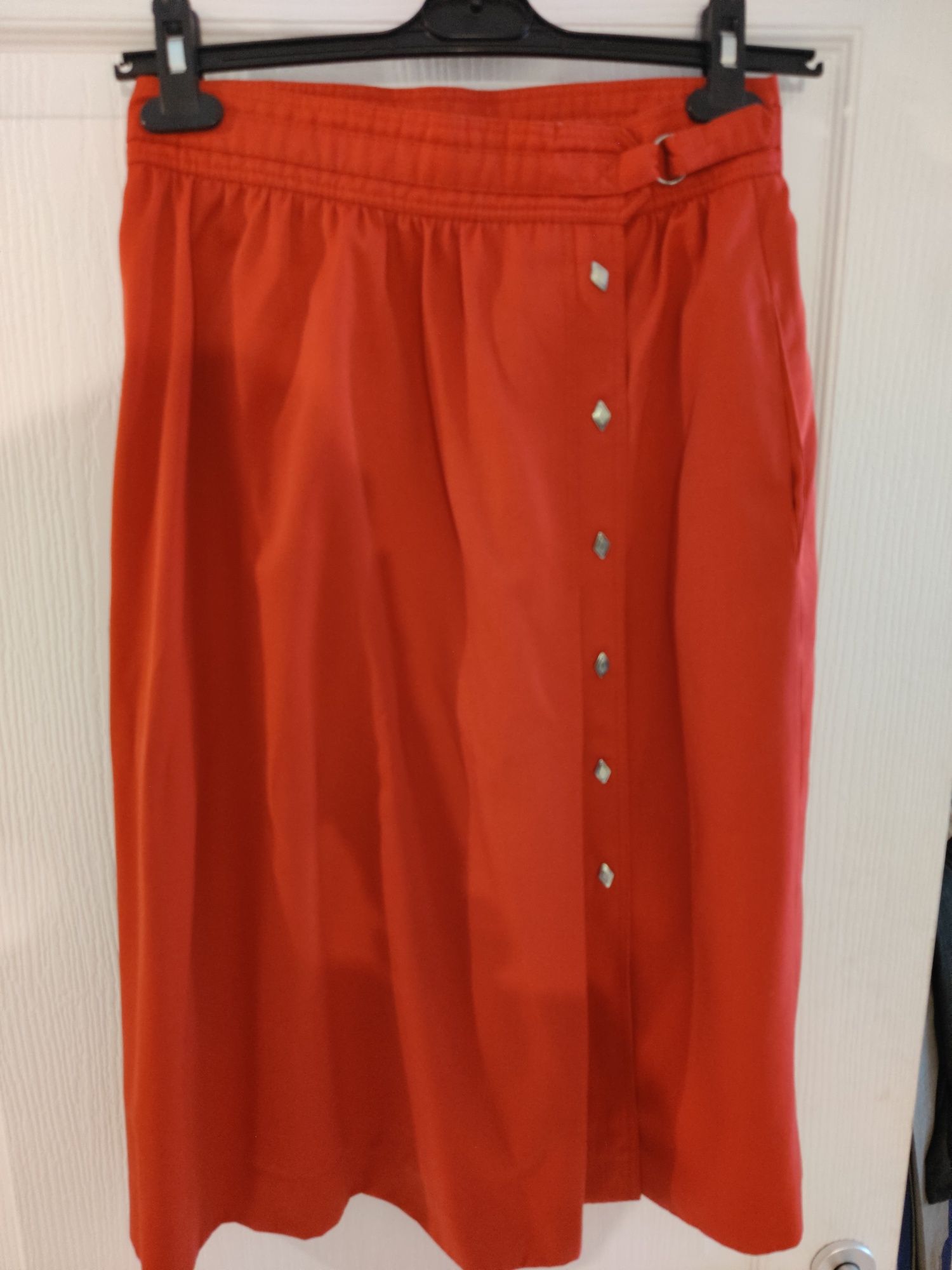 Червена пола, S размер
