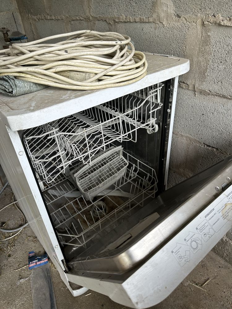 Продам посудомоичную машину