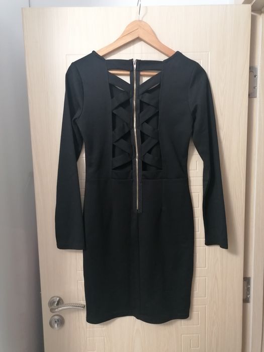 Къса черна рокля