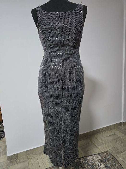 Rochie argintie cu paiete,o rochie strălucitoare cu design elegant