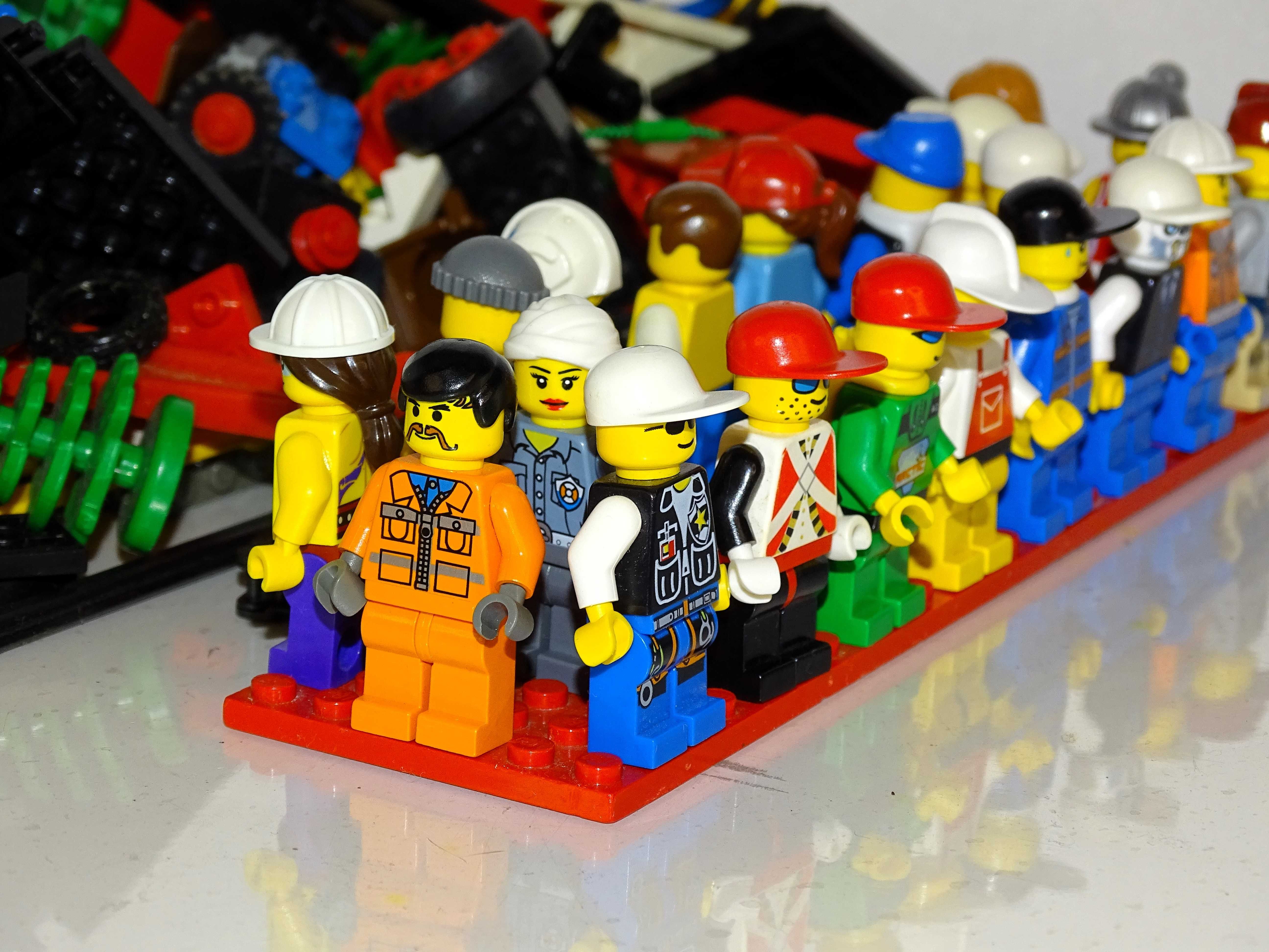 40 бр. Лего (LEGO) човечета и различни части от стари конструктори