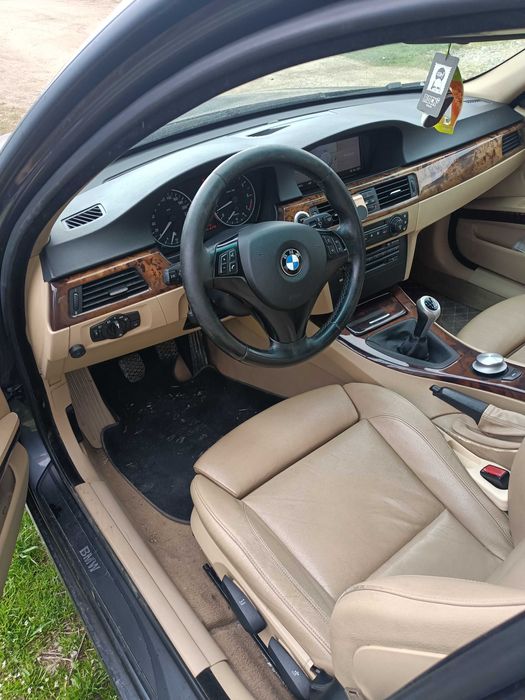 Vând BMW. 318i Motorizare:2.0 benzina.