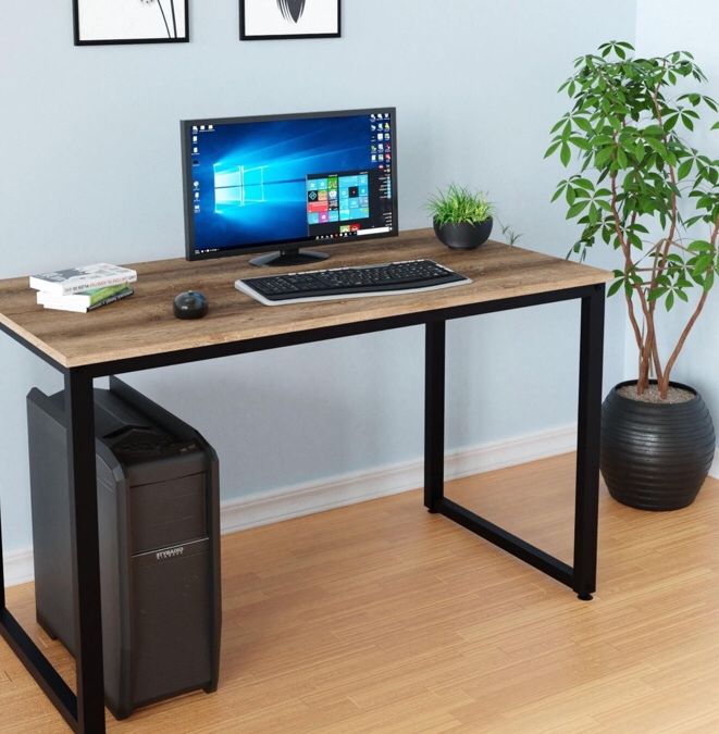 Компьютерный стол, кухонный стол.