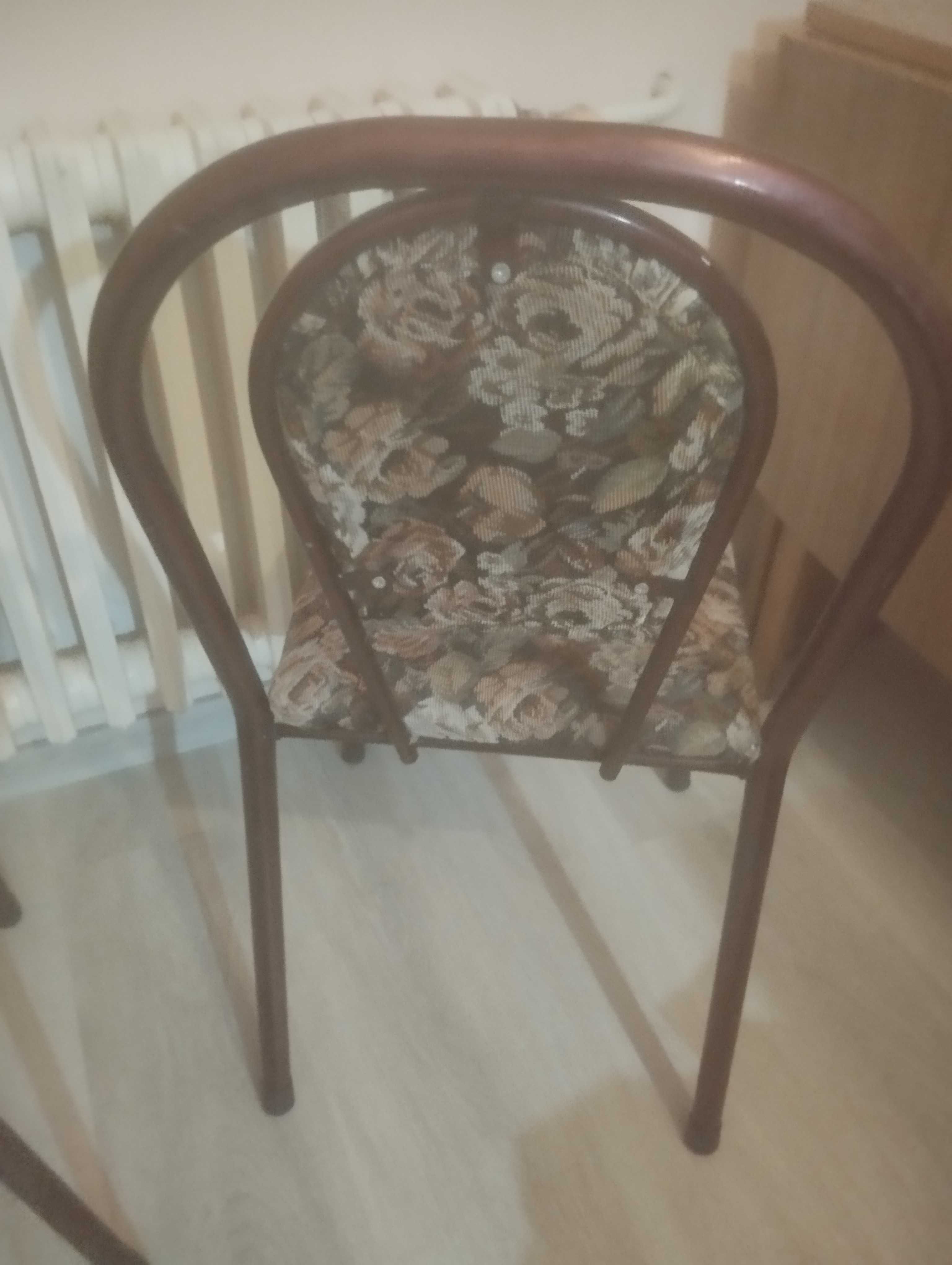 Два стола с метална рамка