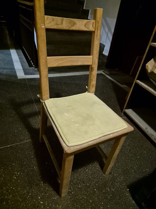 Vand 2 scaune de lemn ikea