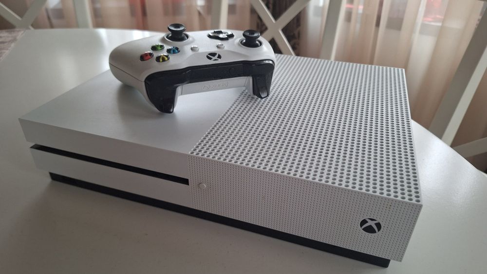 Xbox one s 512gb + controller + jocu. Preț fix. ri