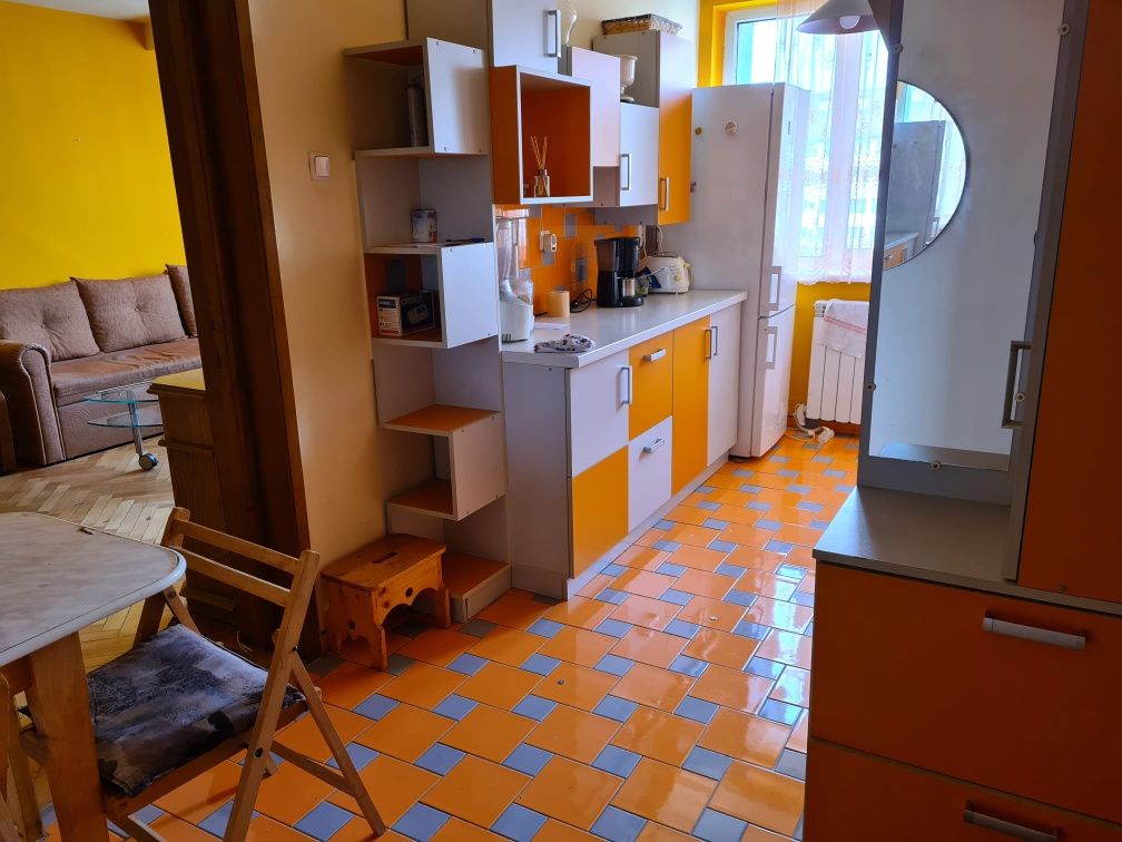 Vand apartament  cu 2 camere in m ciuc str M.sadoveanu