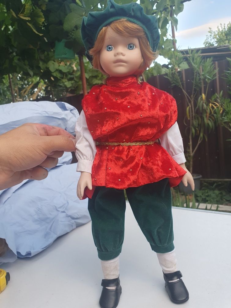 Papusa portelan baiat 46 cm costum elegant catifea rosu verde