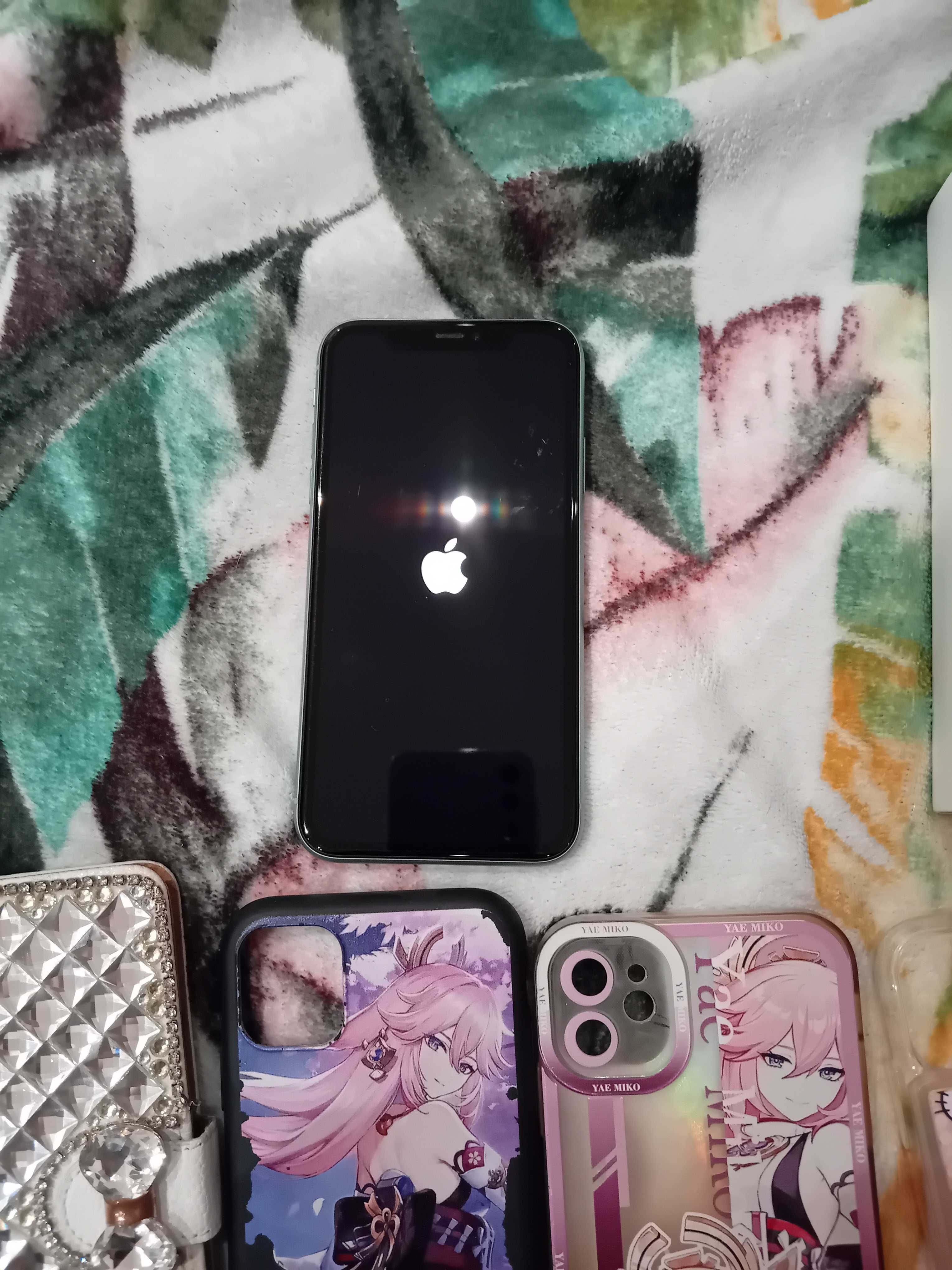 Iphone11 цвят мента с 6 калъфа без козметични забележки.