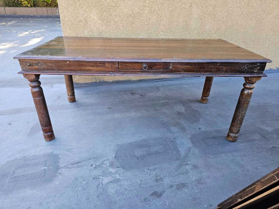 Масивен дъбов шкаф с дърворезба