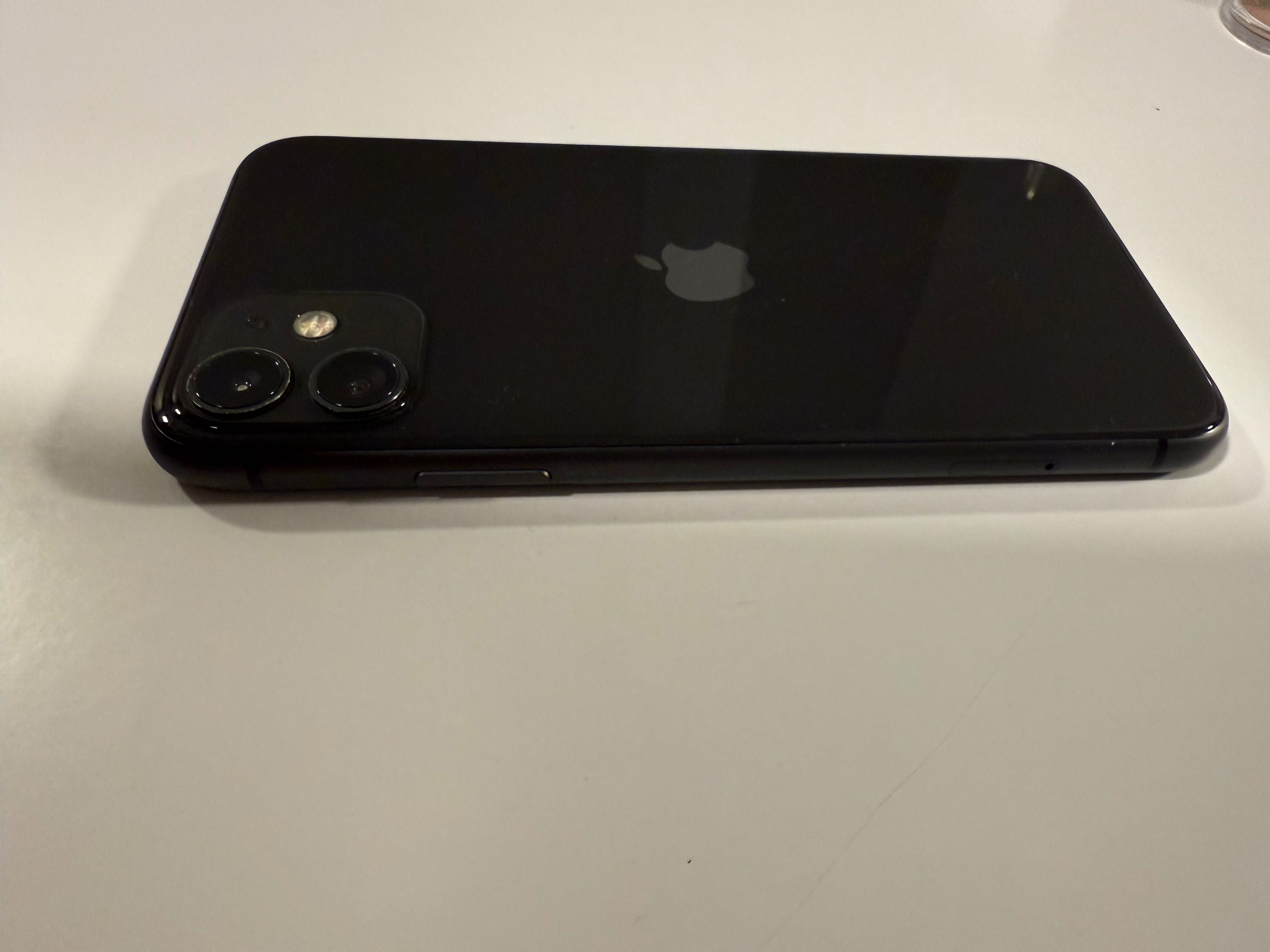 iPhone 11 с чисто ново зарядно