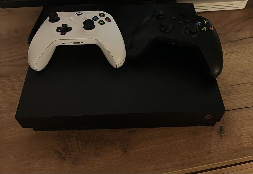 Vând Xbox one x în stare bună. Negociabil!