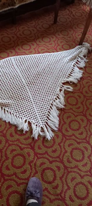 Красивая шаль вязаная.