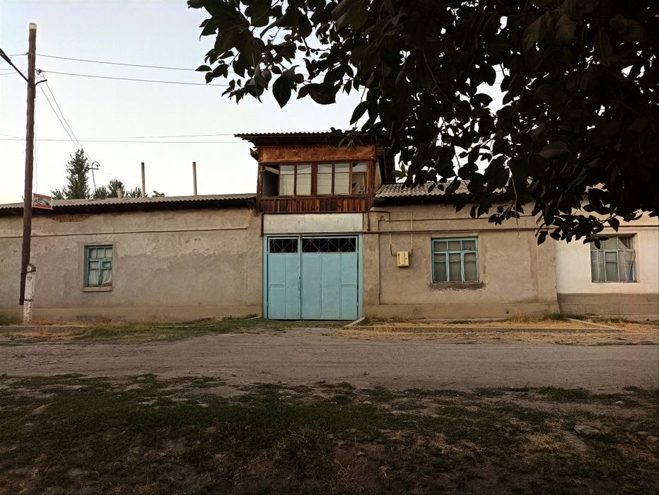 Уй сотилади. 8 соток. Янгихаёт туманидан5 км. Ориентир Лайлак махалла