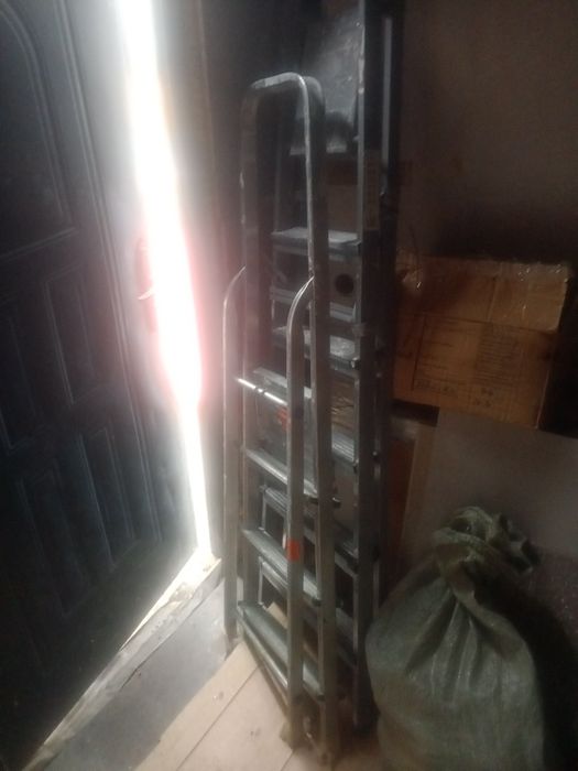 Продам две стремянки