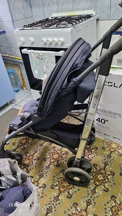 Cărucior Chicco Liteway 3 cu accesorii si protectie ploaie. 
Chicco Ro