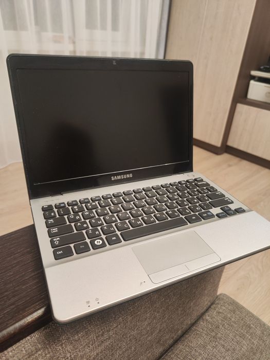 Ноутбук Samsung NP305U1Z в рабочем состоянии.