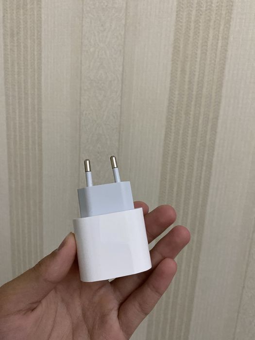 Оригинальный адаптер Apple 20W Usb-c, в идеальном состоянии
