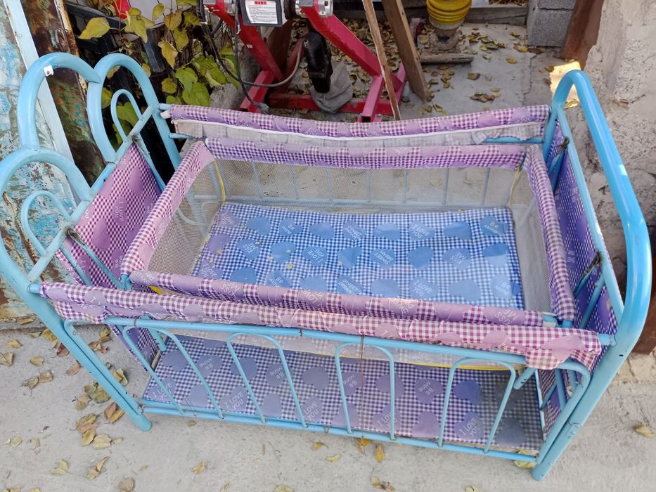 Продам детскую кроватку за 5000 тенге или поменяю  на картошку .лук