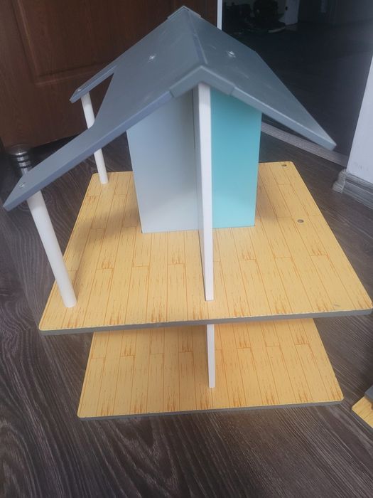 Vând casa de lemn pentru păpuși, cu accesorii