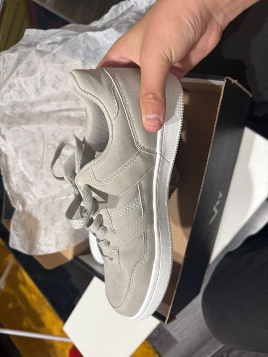 Adidași , detalii la telefon