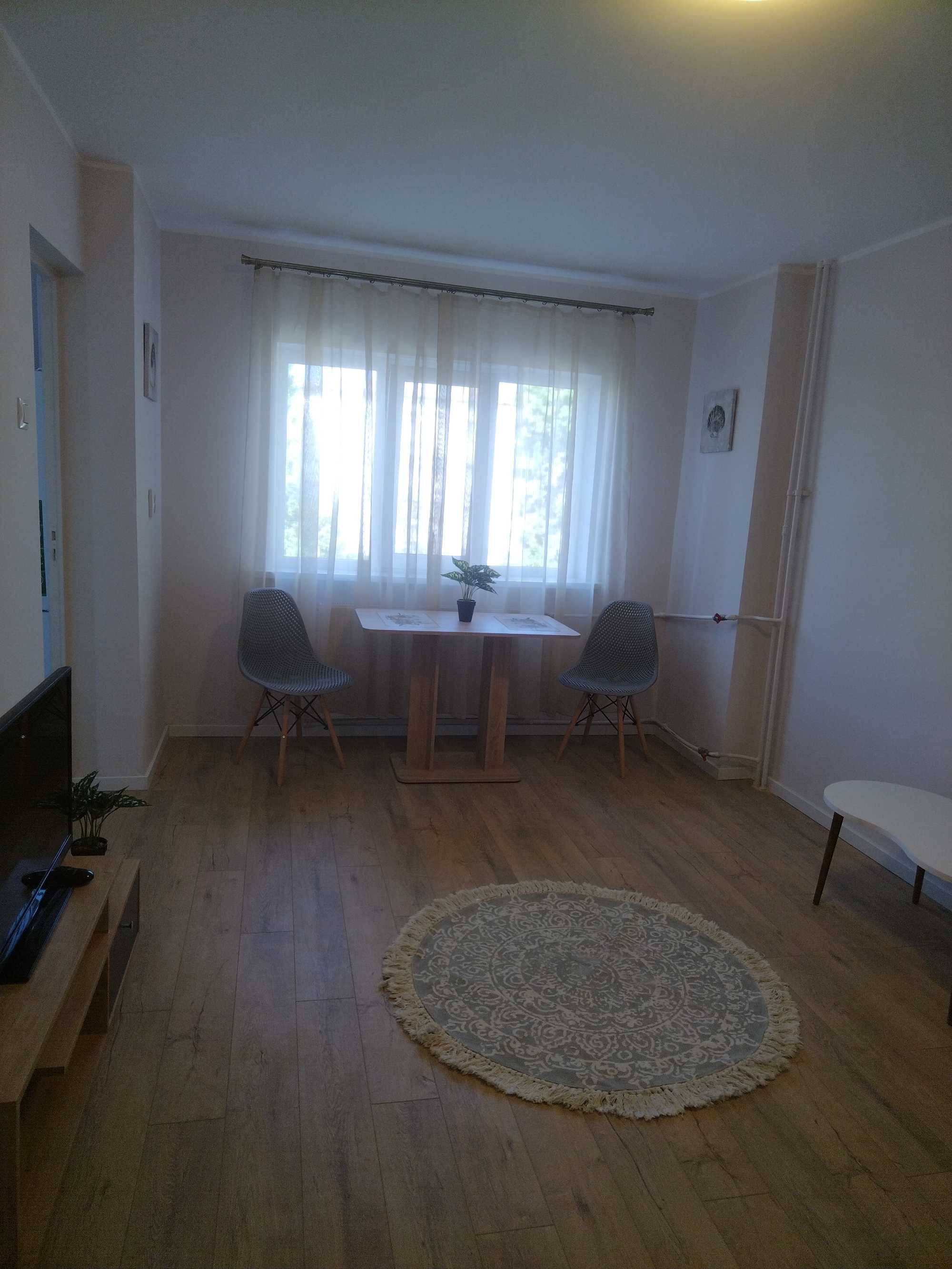 Închiriez garsoniera