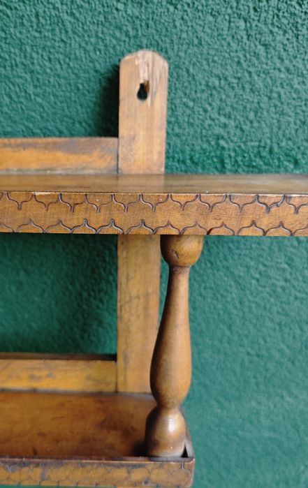 Старинна дървена етажерка