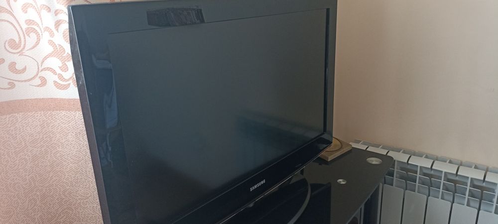 LCD ЖК телефизор с диагональю 32" (81 см) с креплением и циф.ресивером