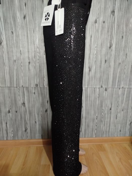 Дънки с камъни и Mom Fit