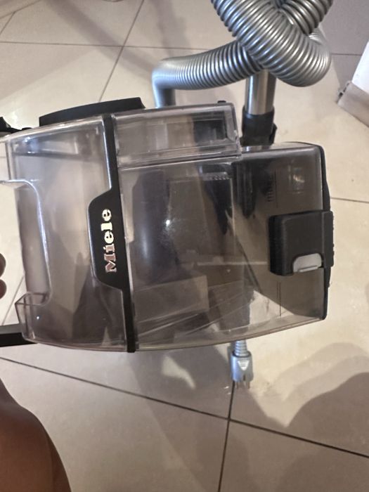 Прахосмукачка Miele CX1