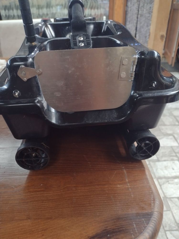 Продавам дистанционна лодка Botman