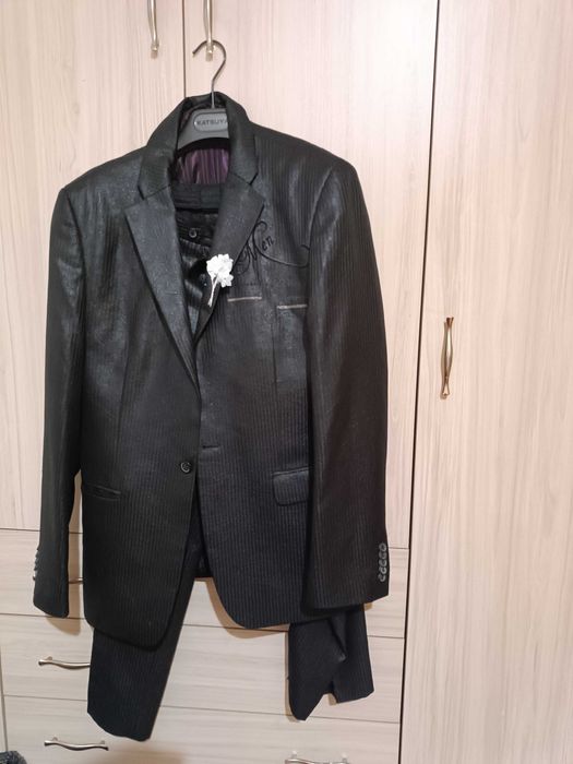 Елегантен Костюм