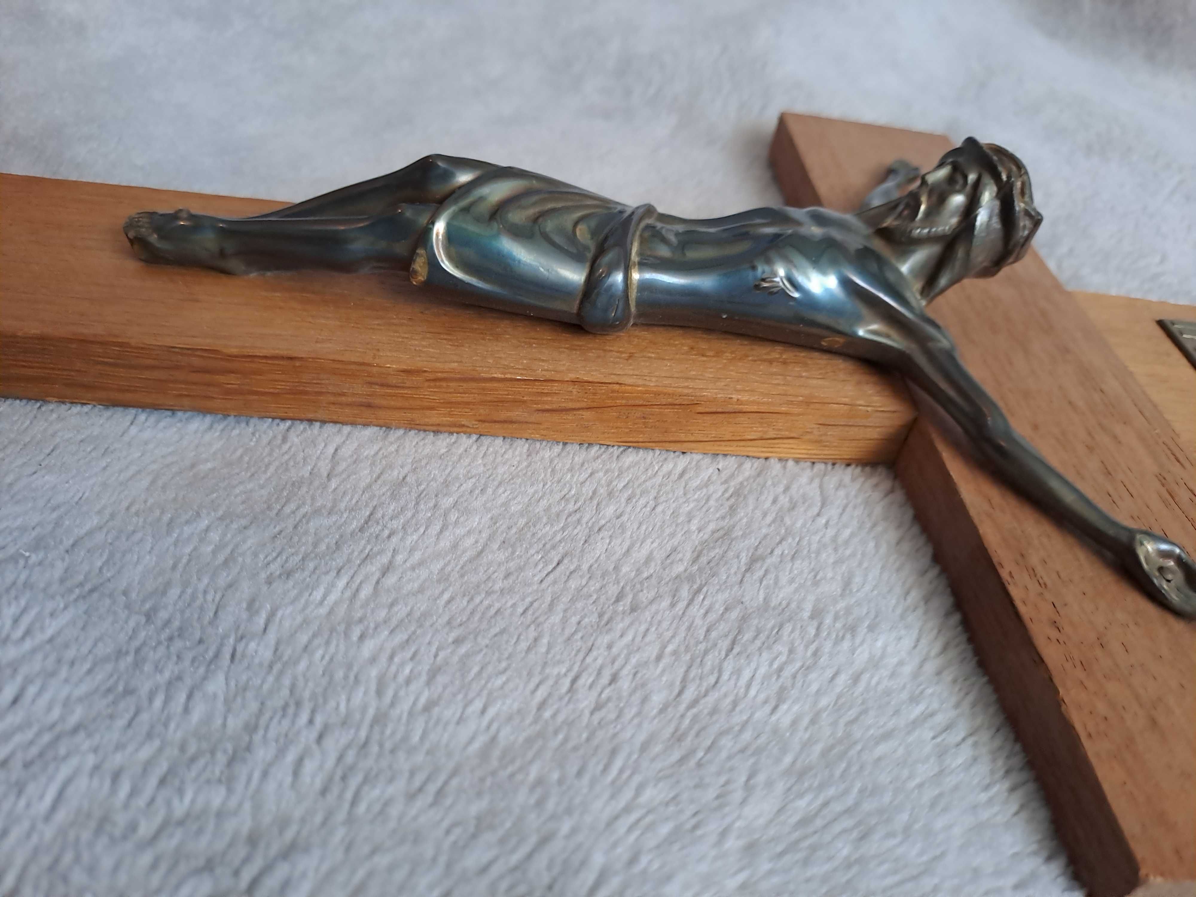 crucifix lemn alama