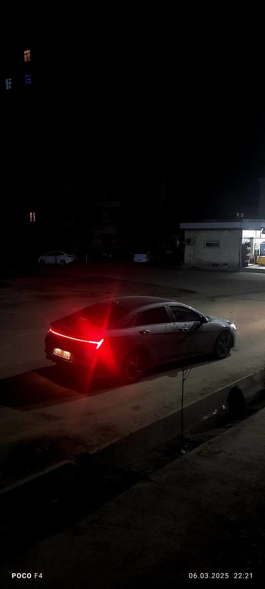 Hyundai Elantra yangidek turibdi Obmen ham bor
