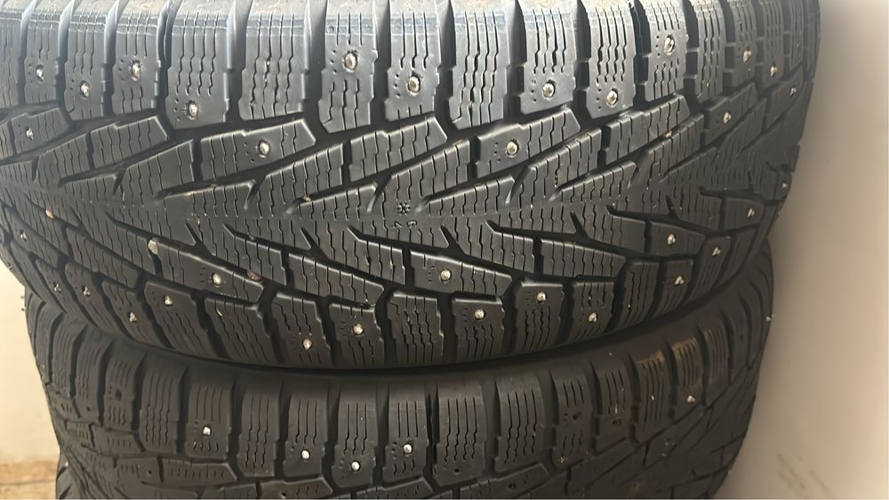 Шины с шипами в отличном сост.