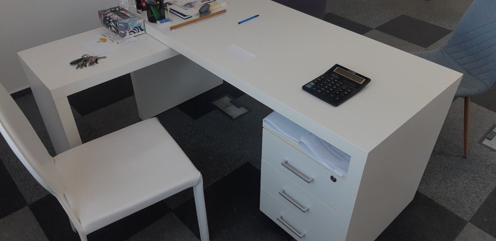 Noptieră mică cu 3 sertare pe role de birou