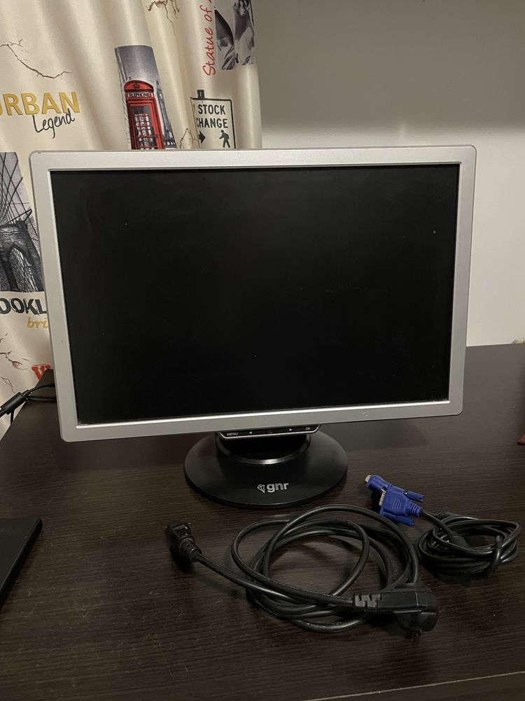 Vand 4 monitoare