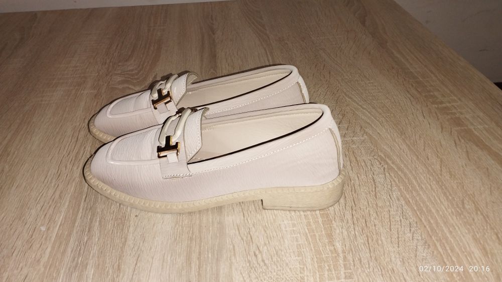 Tufli materialiga gap yoq hozirgi yumshoq artsa ketadigan yaltiredigan