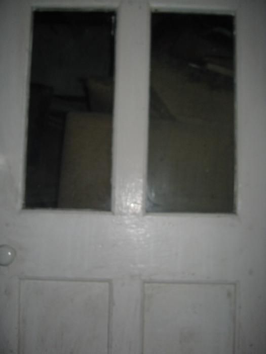 Двери межкомнатные деревянные, окна.