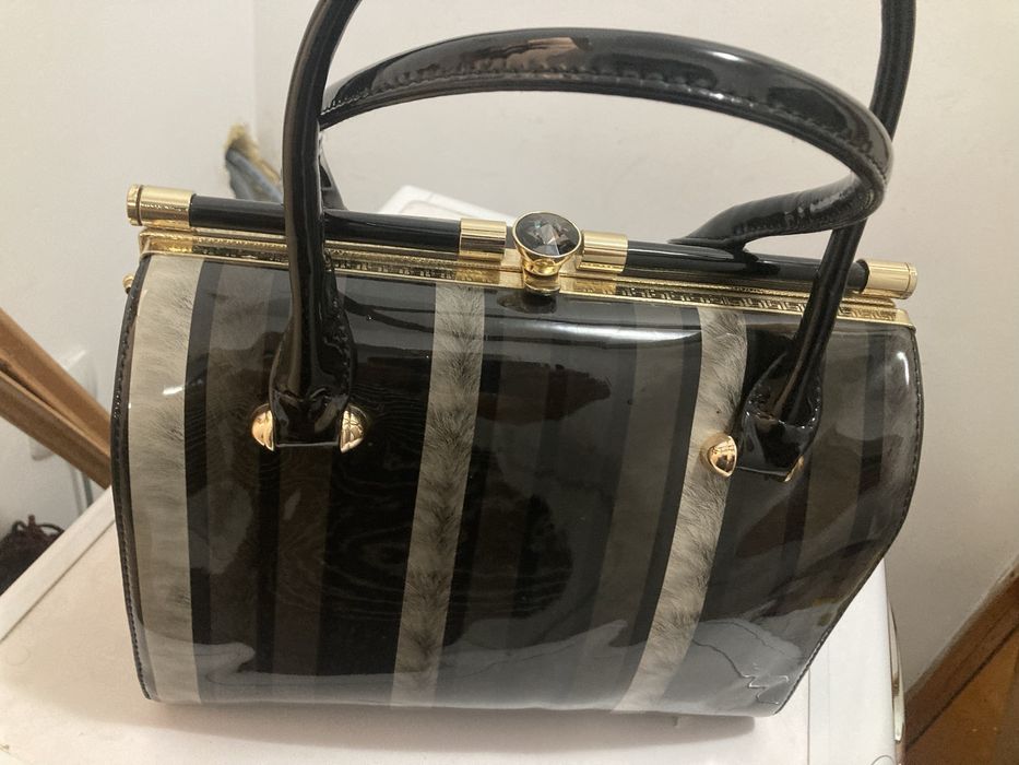 Лачена изцяло чанта.